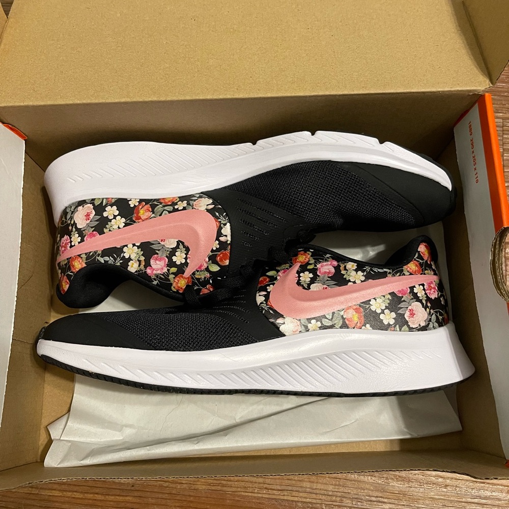 Nike Tennis Shoes